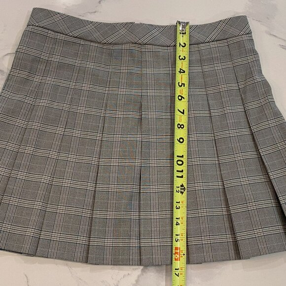 Uniqlo -- Grey, Short,  Pleated, Sleek, Sporty, Checkered Skirt - Size M - Picture 3 of 6